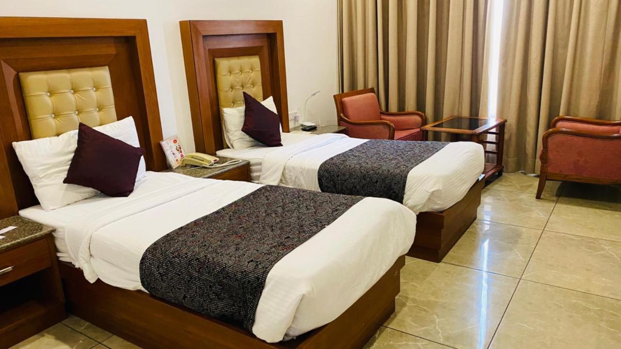 Grand Hotel Nawanshahr Nawāshahr Buitenkant foto
