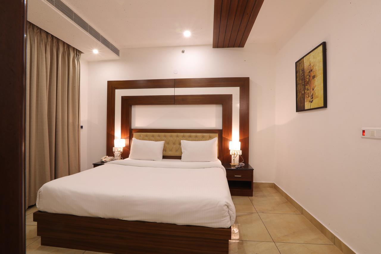 Grand Hotel Nawanshahr Nawāshahr Buitenkant foto