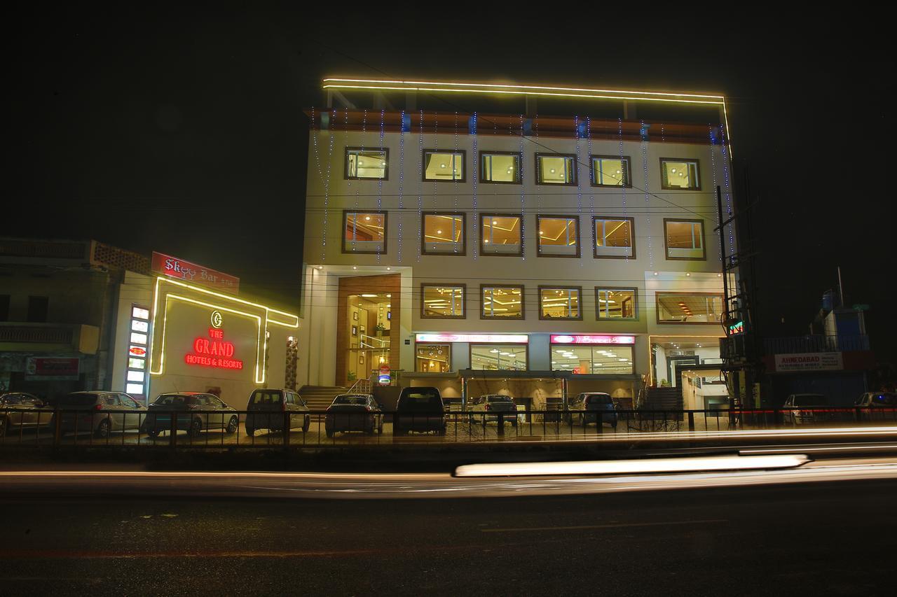 Grand Hotel Nawanshahr Nawāshahr Buitenkant foto