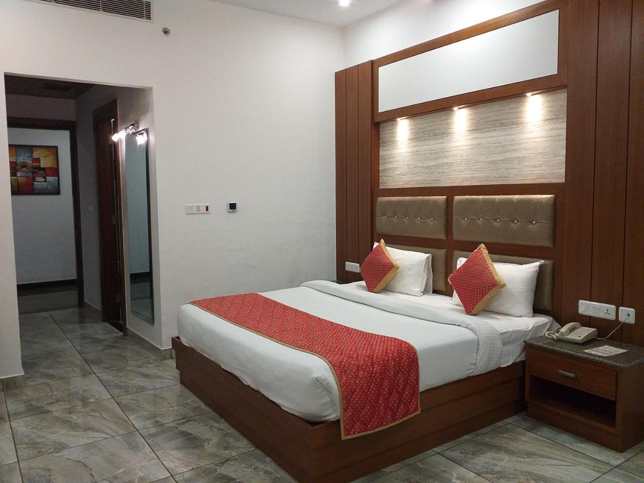 Grand Hotel Nawanshahr Nawāshahr Buitenkant foto