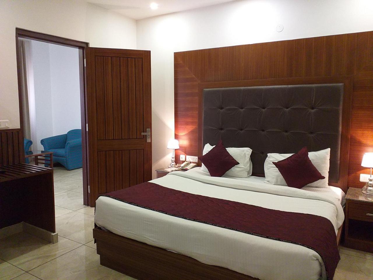 Grand Hotel Nawanshahr Nawāshahr Buitenkant foto